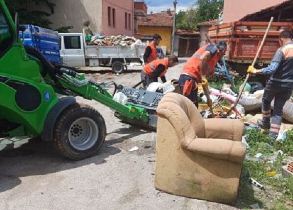 Evden 5 kamyon çöp çıktı.