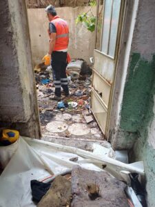 Evden 5 kamyon çöp çıktı.