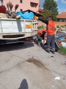 Evden 5 kamyon çöp çıktı.