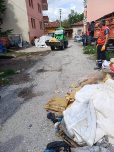 Evden 5 kamyon çöp çıktı.