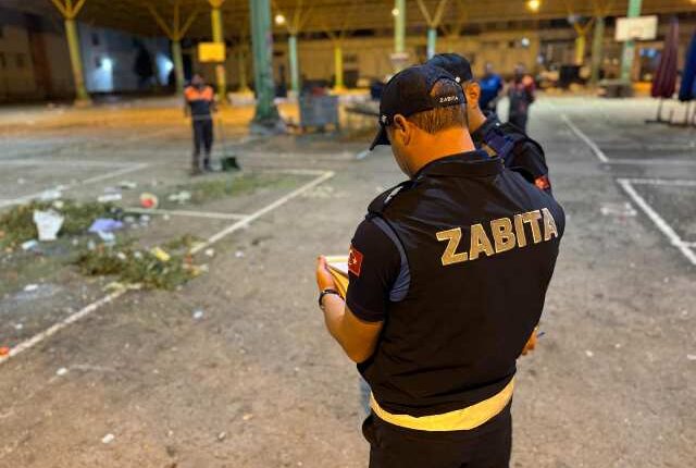 Zabıta Pazarı Denetledi, Temizliğe Uymayan Tezgahlara Ceza Yazdı